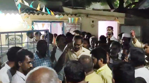 కొరిశపాడు  పోలీస్ స్టేషన్ నుంచి బయటకు వస్తున్న సభ్యులకు గొట్టిపాటి రవికుమార్ 