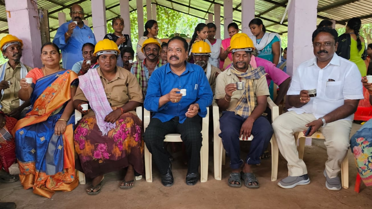 పారిశుధ్య కార్మికులను గౌరవించాలి : కలెక్టర్‌