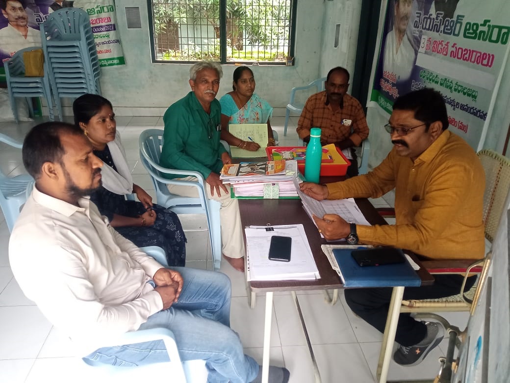 సమావేశంలో మాట్లాడుతున్న  ఏ పి ఎం శ్రీనివాసులు రెడ్డి