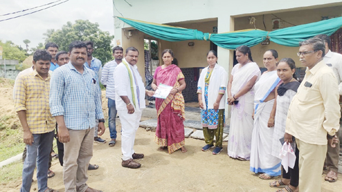 కరపత్రాలు పంచుతున్న ఎంపిటిసి తాండ్ర సాంబశివరావు