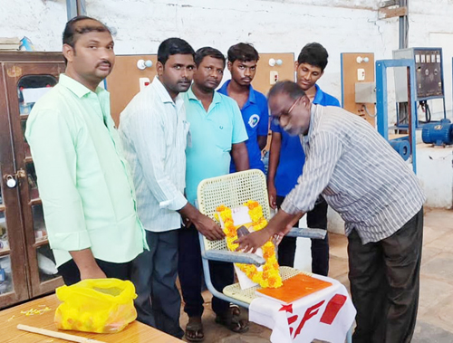 భగత్ సింగ్ చిత్రపటానికి పూలమాల వేస్తున్న ఎస్ఎఫ్ఐ నాయకులు