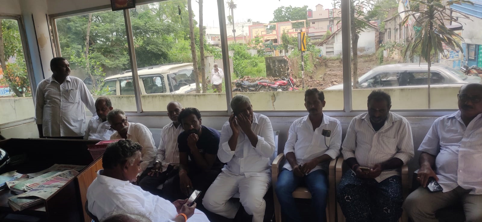 జన సేన కార్యకర్తలను అడ్డుకున్న పోలీసులు