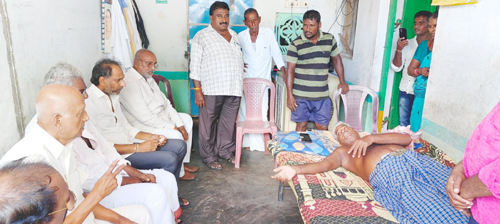 అనారోగ్యంతో బాధపడుతున్న సిద్దయ్యను పరామర్శిస్తున్న ఎమ్మెల్యే గొట్టిపాటి రవికుమార్