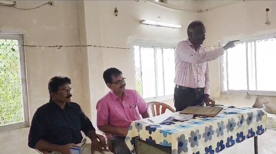 సమావేశంలో మాట్లాడుతున్న మండల స్పెషల్ ఆఫీసర్ ప్రసాద్