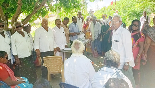 రోటరీ క్లబ్ ఆధ్వర్యంలో కళ్ళజోళ్ళు పంపిణీ చేస్తున్న దృశ్యం