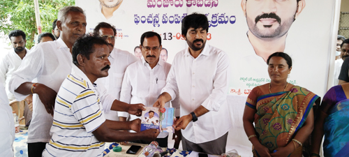 వికలాంగుడికి పింఛన్ పంపిణీ చేస్తున్న కృష్ణ చైతన్య