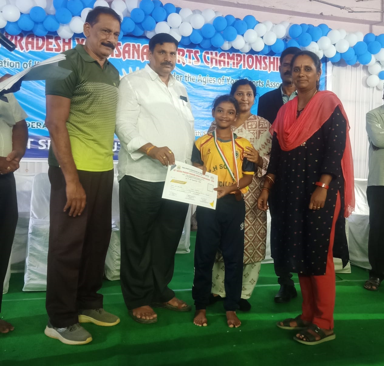 జాతీయస్థాయి యోగా పోటీలకు ఎంపికైన శృతికి సర్టిఫికెట్ అందజేస్తున్న ఉపాధ్యాయులు