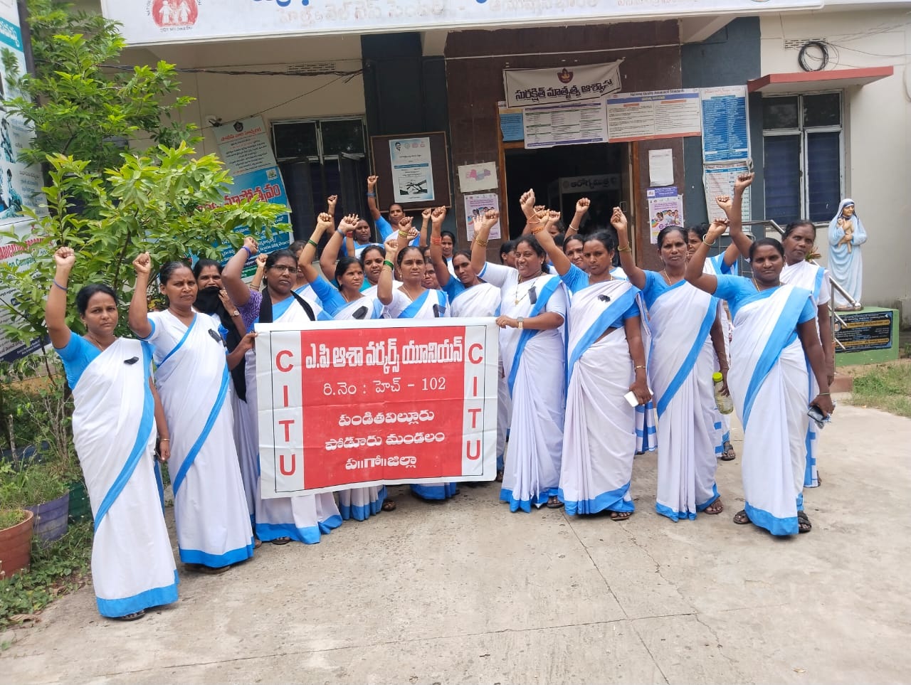 సమస్యలు పరిష్కరించాలని నల్ల రిబ్బన్లతో ఆశాల ధర్నా
