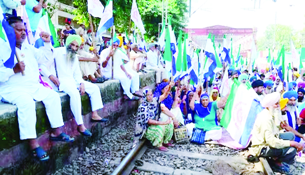 Farmers-camped-on-rails-in-Amritsar