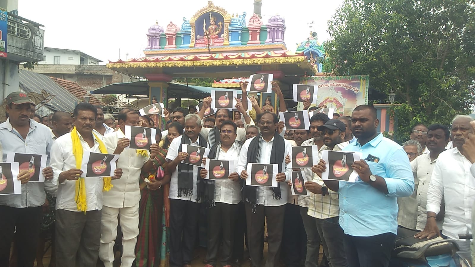 విలేకరుల సమావేశంలో మాట్లాడుతున్న టీడీపీ రాష్ట్ర కార్యదర్శి గూడపాటి శ్రీనివాసరావు