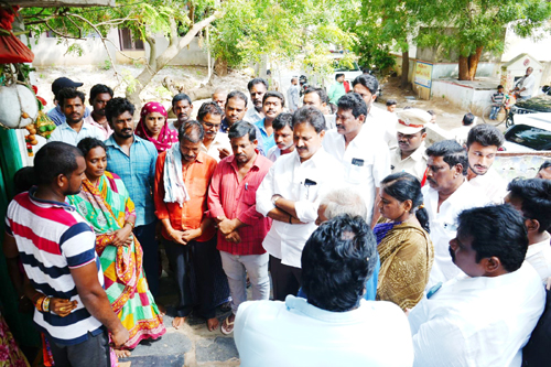బాధిత కుటుంబాలకు మోపిదేవి పరామర్శ