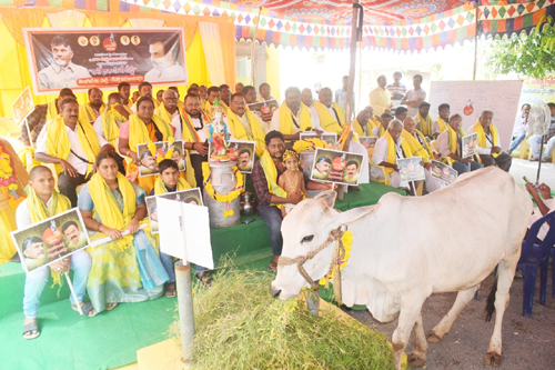 గోపిక వేషధారణలో ఉన్న చిన్నారులను తీసుకువచ్చి వినూత్న నిరసన