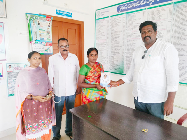 అడవిపాలెం సర్పంచి దిండు హనుమంతరావు