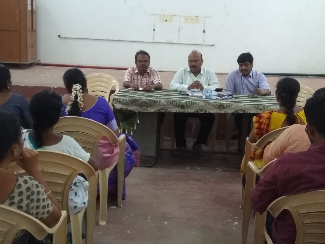 ఆరోగ్య సురక్ష కార్యక్రమం పై అధికారులకు అవగాహన కల్పిస్తున్న మండల ప్రత్యేక అధికారి రాజేష్