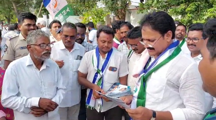 పొన్నపల్లిలో గడపగడపకు మన ప్రభుత్వం కార్యక్రమంలో పాల్గొన్న ఎంపీ మోపిదేవి