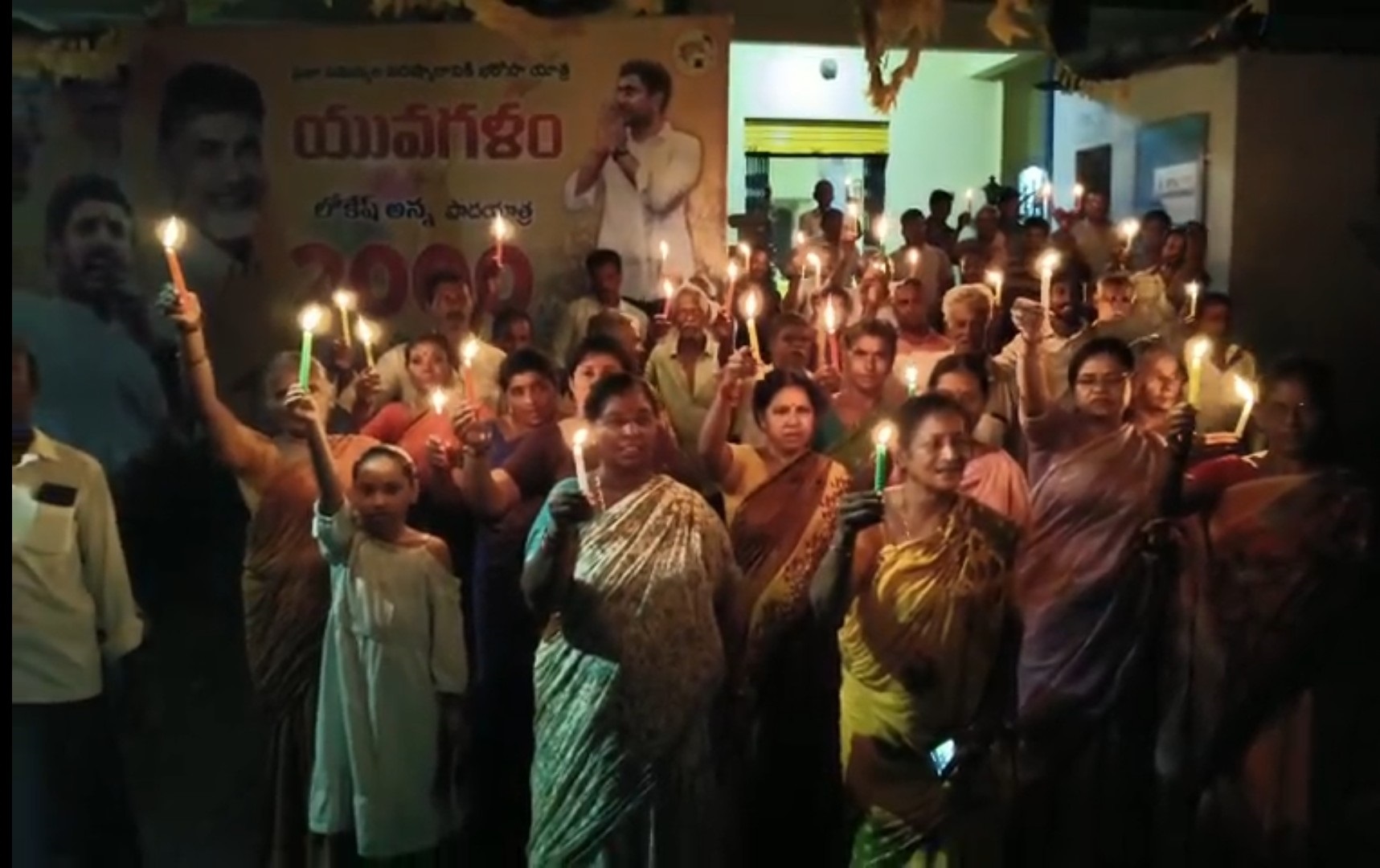 మహిళల కొవ్వొత్తుల ప్రదర్శన