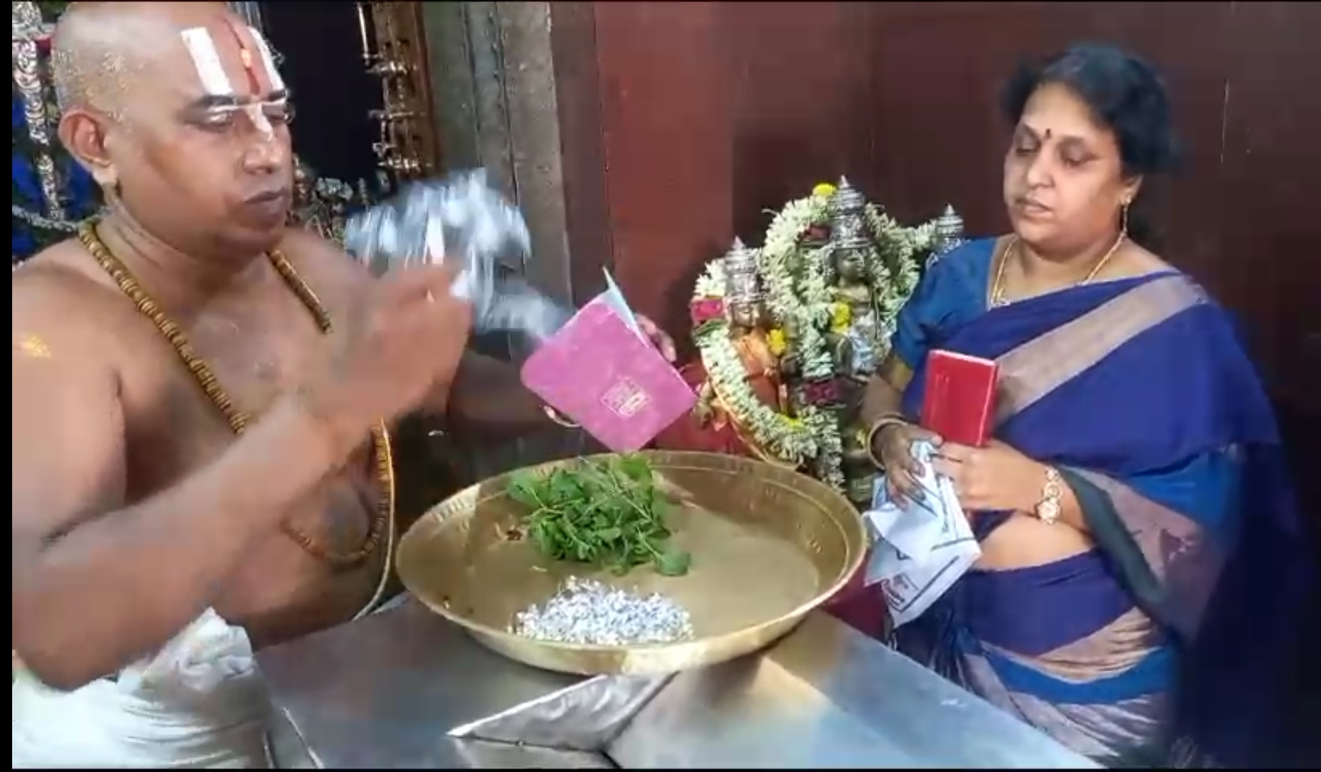 పారిజాతగిరికి 108 వెండి పుష్పాలు వితరణ