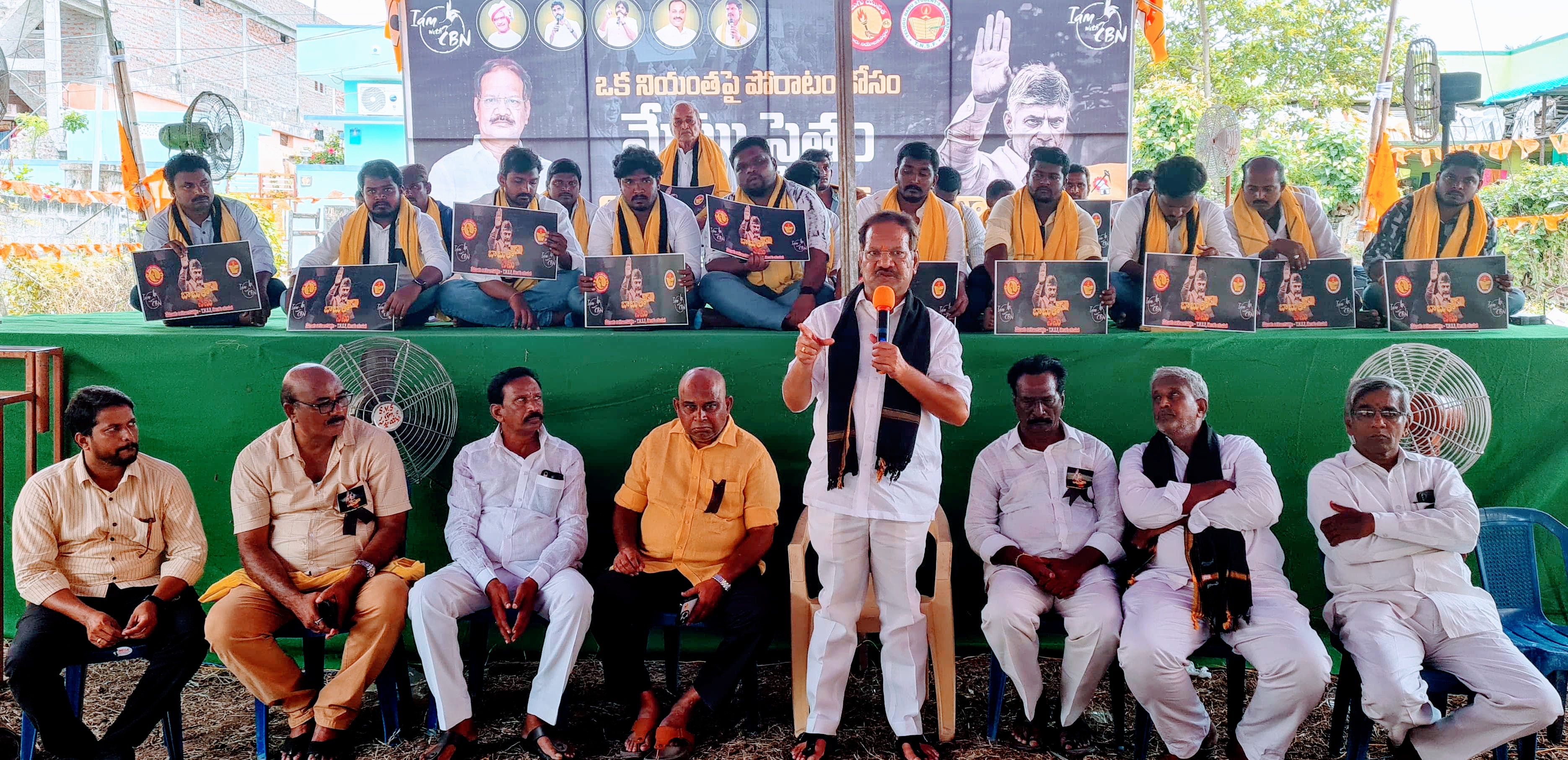 నిరాహార దీక్షలో మాట్లాడుతున్న మాజీ మంత్రి నక్కా ఆనందబాబు