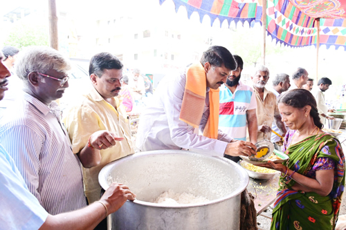 అన్నదాన కార్యక్రమంలో నరేంద్ర వర్మ