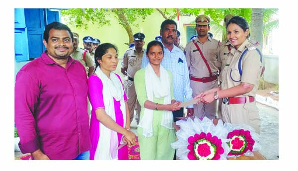 పోలీస్‌ స్టేషన్‌ను ఎస్‌పి తనిఖీ