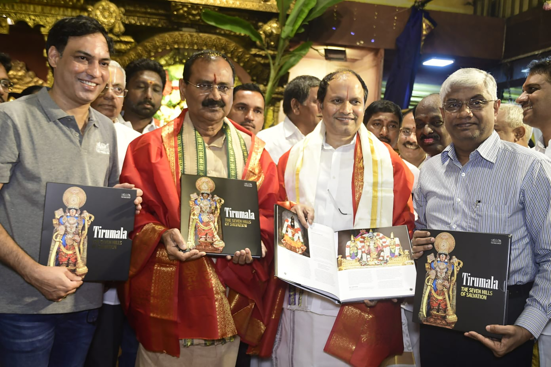 పుస్తకావిష్కరణలో టిటిడి ఛైర్మన్‌ భూమన కరుణాకర్‌రెడ్డి, చెన్నరు స్థానిక సలహా మండలి ఛైర్మన్‌ శేఖర్‌రెడ్డి 