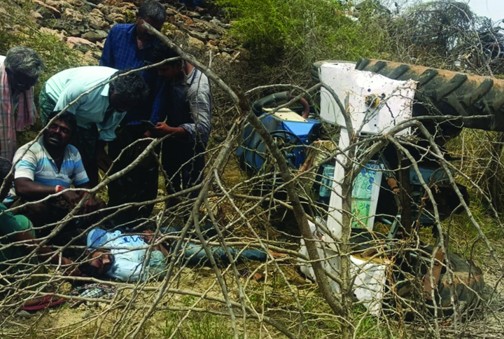 ట్రాక్టర్‌ బోల్తా -యువకుడు మృతి