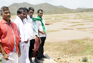 ఒంటిమిట్ట చెరువును పరిశీలిస్తున్న నాయకులు