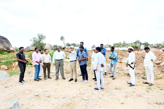 అభివృద్ధి పనులను పరిశీలిస్తున్న కలెక్టర్‌ గిరీష