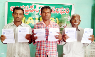 కరపత్రాలు ఆవిష్కరిస్తున్న నాయకులు