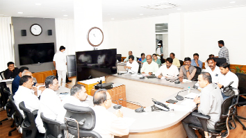 రాజకీయ ప్రతినిధులనుద్దేశించి మాట్లాడుతున్న కలెక్టర్‌ విజరురామరాజు