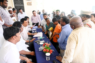 సమస్యలు తెలుసుకుంటున్న కలెక్టర్‌ గిరీష