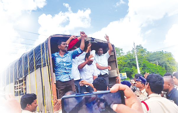 ఫ్యాప్టో కలెక్టరేట్‌ ముట్టడి ఉద్రిక్తం