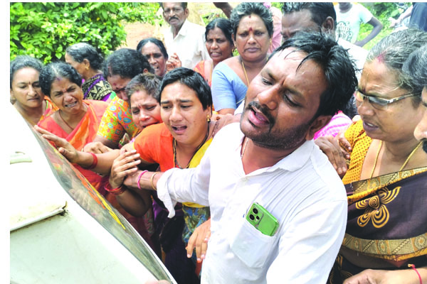 కబళించిన కరెంటు తీగలు