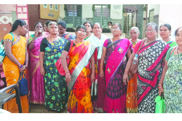 రైల్వే స్టేషన్‌లో అంగన్‌వాడీల అరెస్ట్‌