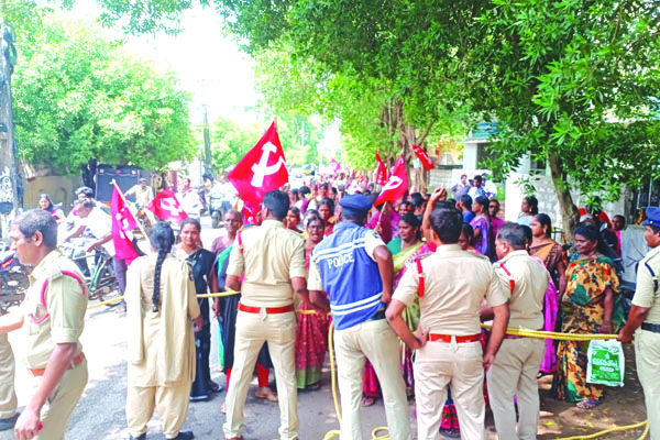 అంగన్‌వాడీలపై పోలీసు జులం