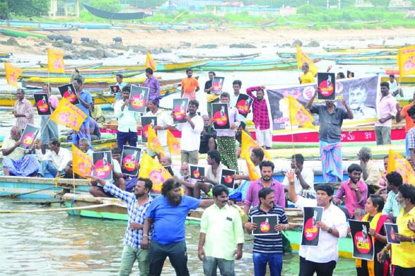 చంద్రబాబుకు మద్దతుగా దీక్షలు, ర్యాలీలు