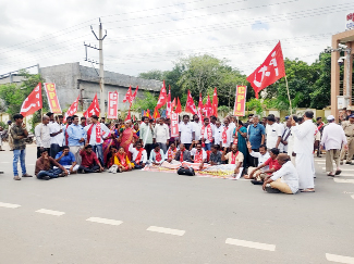 కలెక్టర్‌ వద్ద ధర్నాలో నిరసన తెలుపుతున్న వామపక్ష నాయకులు
