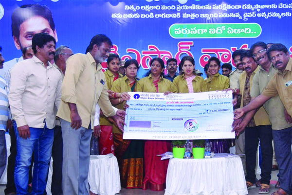 రాజకీయాలతో నిమిత్తం లేని సంక్షేమం