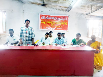 వర్క్‌షాప్‌లో మాట్లాడుతున్న సిఐటియు రాష్ట్ర ఉపాధ్యక్షులు నాగరాజు