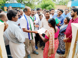 సమస్యలు తెలుసుకుంటున్న ఎమ్మెల్యే శ్రీకాంత్‌రెడ్డి