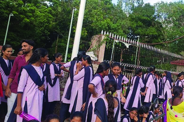 సమస్యలపై నర్సింగ్‌ విద్యార్థుల ధర్నా