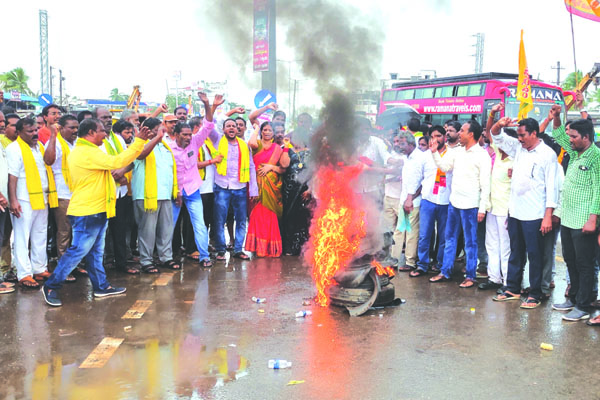 నిర్బంధాల నడుమ టిడిపి బంద్‌