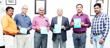 పుస్తకాన్ని ఆవిష్కరిస్తున్న విసి