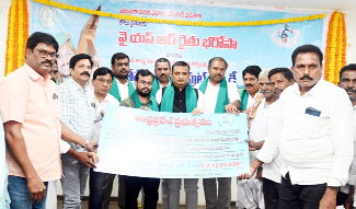 రైతులకు మెగా చెక్కును అందజేస్తున్న కలెక్టర్‌ గిరీష, ఎమ్మెల్యే శ్రీకాంత్‌రెడ్డి