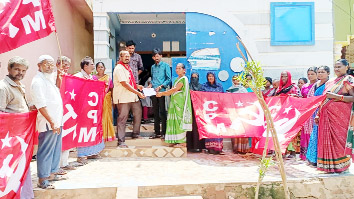 బద్వేలు : సచివాలయం అధికారికి వినతి పత్రం అందజేస్తున్న సిపిఎం నాయకులు