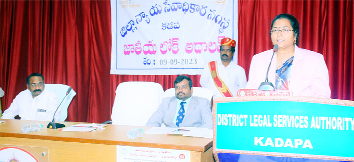 మాట్లాడుతున్న జిల్లా ప్రధాన న్యాయమూర్తి జి.గీత