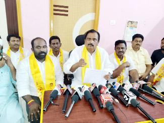 సమావేశంలో మాట్లాడుతున్న బత్యాల
