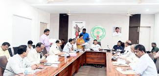 సమావేశంలో మాట్లాడుతున్న కలెక్టర్‌ గిరీష