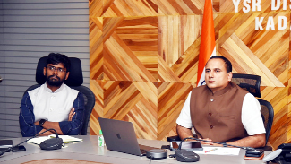 మాట్లాడుతున్న కలెక్టర్‌ విజరురామరాజు