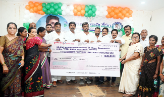 లబ్ధిదారులకు మెగా చెక్కును అందజేస్తున్న ఫయాజ్‌బాషా